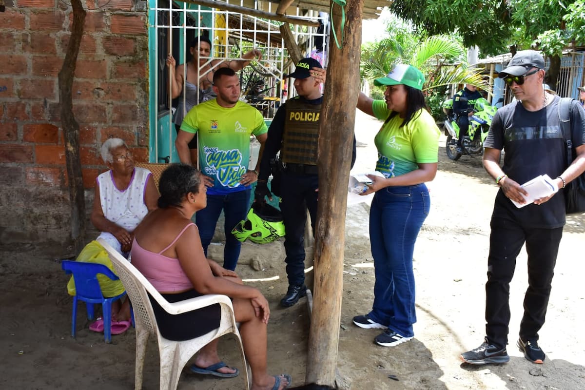 El equipo de Aguas de Bolívar junto a la comunidad durante la brigada social en Calamar para desconectar conexiones ilegales al sistema de alcantarillado. //Foto: Cortesía