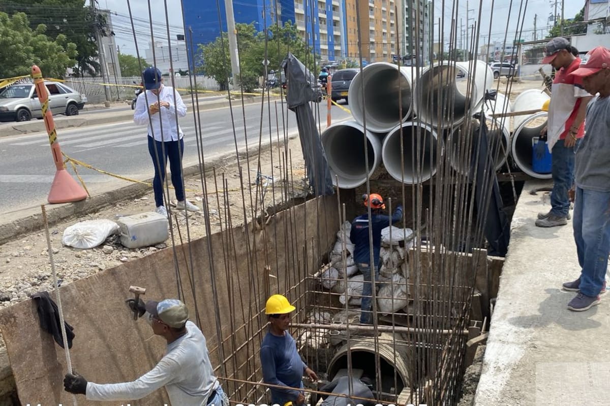 Alcaldía avanza en instalación de tuberías de alcantarillado en vía La Cordialidad
