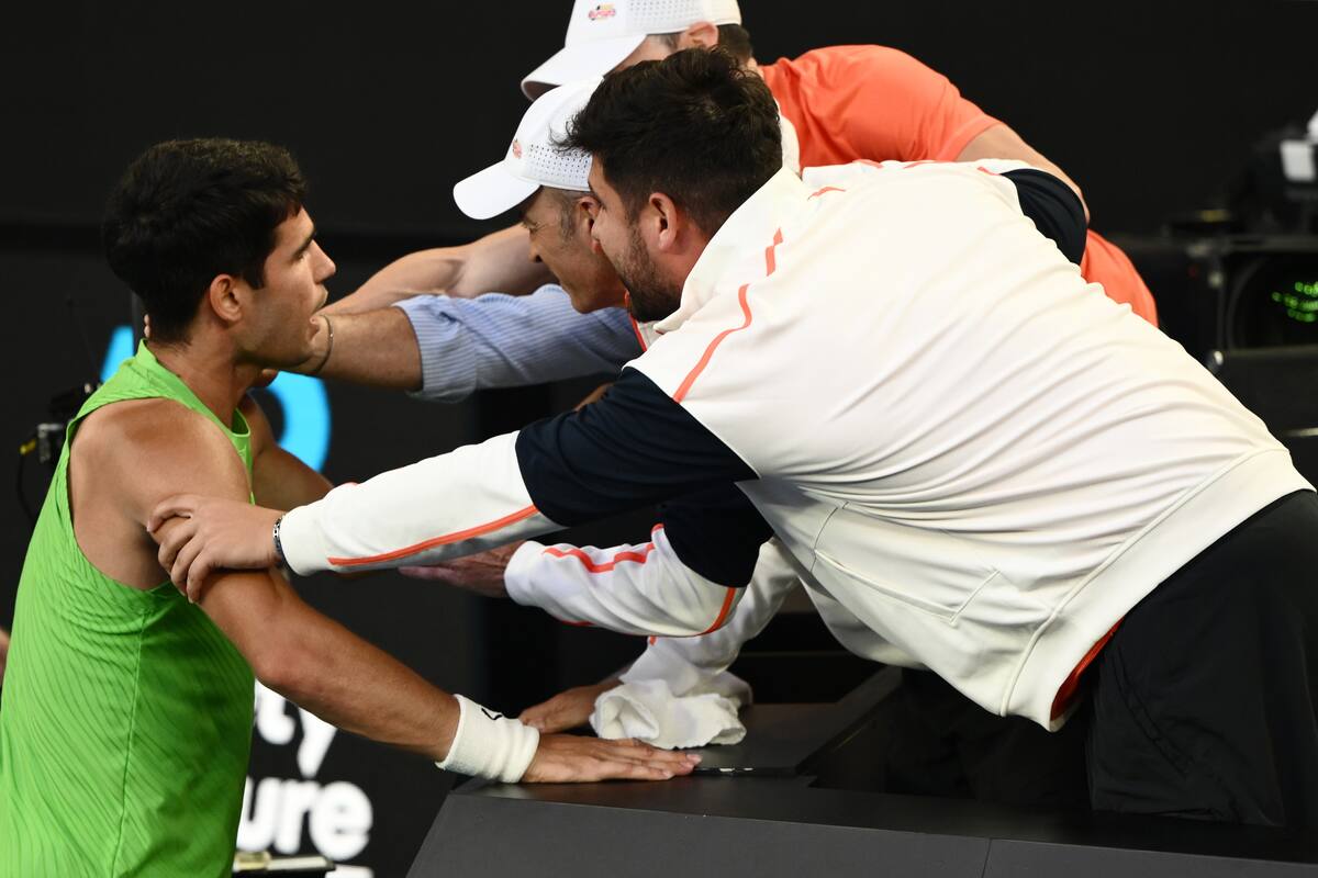 Alexander Zverev dialoga con la juez de silla durante la semifinal del Abierto de Australia, en la que cuestionó la atención médica recibida por Carlos Alcaraz tras el tercer set. EFE/EPA/JOEL CARRETT AUSTRALIA AND NEW ZEALAND OUT