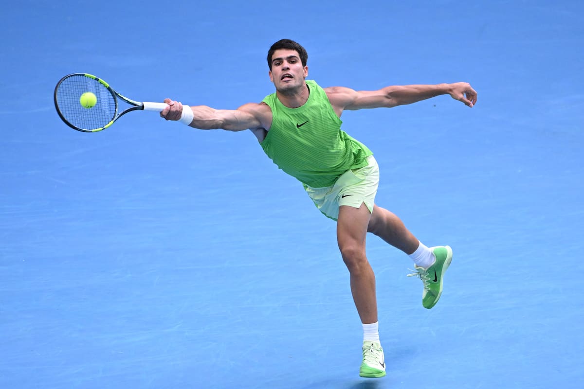 El español Carlos Alcaraz aseguró su primer cupo a la final del Abierto de Australia luego de vencer a Alexander Zverev en un intenso partido de cinco sets disputado en Melbourne. EFE/EPA/JAMES ROSS AUSTRALIA AND NEW ZEALAND OUT
