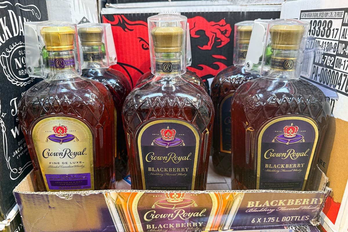 EE. UU. cierra la puerta a productos de Canadá: prohíbe alcohol, lácteos y motos