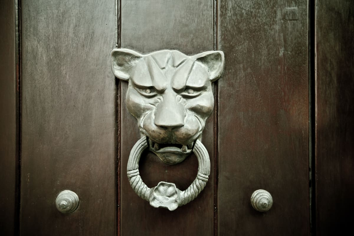 Muchas de las aldabas que adornan las puertas de Cartagena han sido restauradas o reemplazadas por réplicas.