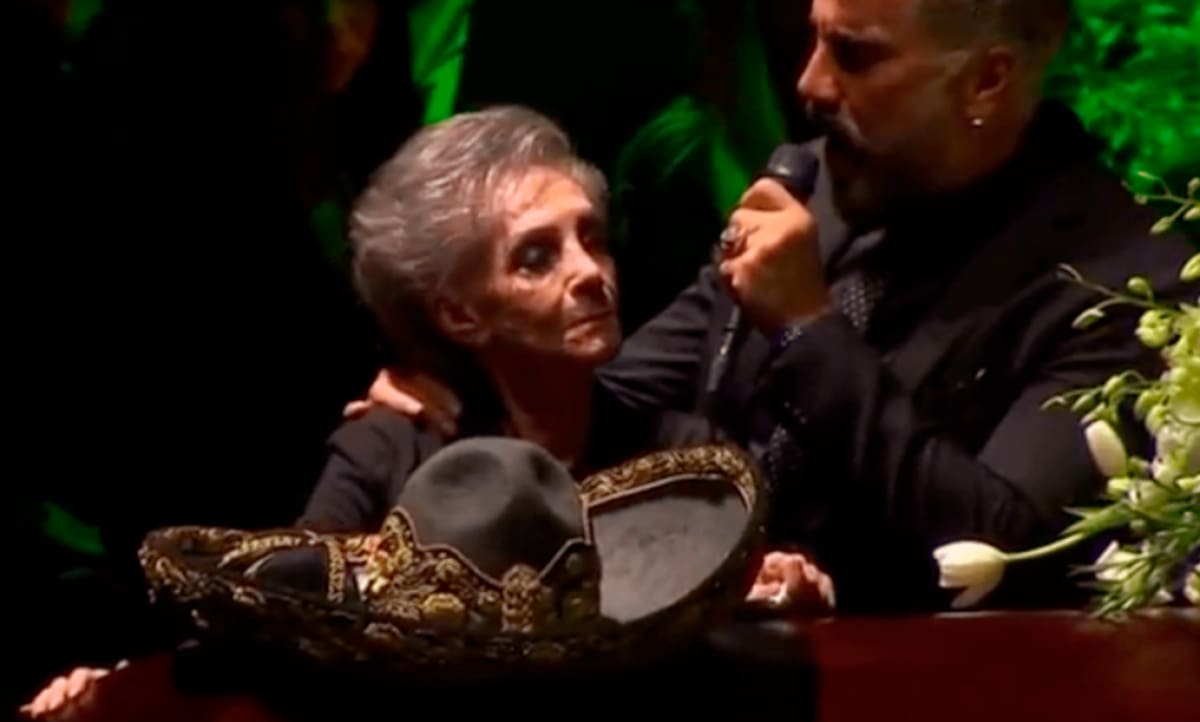 Doña cuquita y su hijo Alejandro, frente al ataúd de Vicente Fernández. //Foto: redes sociales.