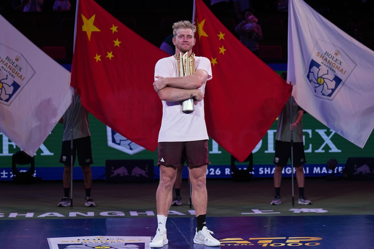 El español Alejandro Davidovich Fokina sostiene el trofeo tras ganar el Masters de Shanghái al vencer a su compatriota Rafael Jodar. //Foto, AP: Andy Wong