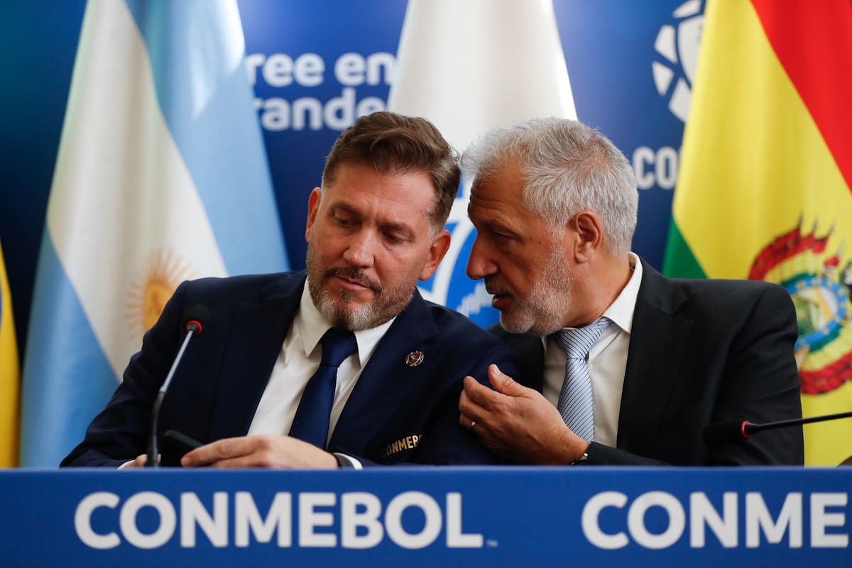El presidente de la Conmebol, Alejandro Domínguez (i) habla con el presidente de la Federación Internacional de Futbolistas Profesionales (Fifpro), Sergio Marchi. //EFE