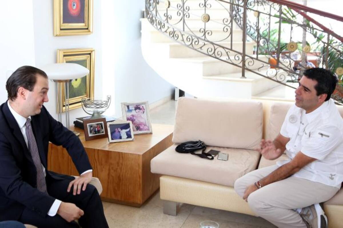 Alejandro Char junto al José Miguel Mendoza, supertintendente de Servicios Públicos. EL UNIVERSAL