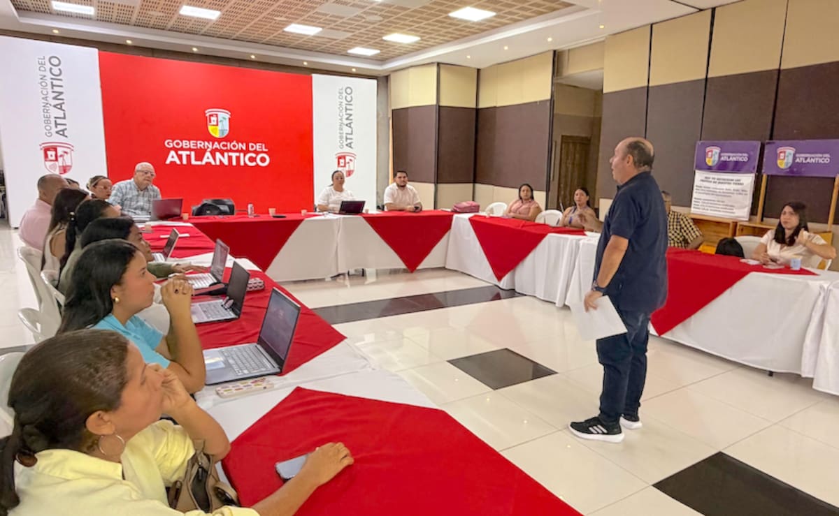 El secretario de Salud departamental, Luis Carlos Fajardo, cuando declaraba la Alerta Amarilla Hospitalaria en todo el sistema de salud del territorio atlanticense durante las fiestas de carnavales 2026.//Cortesía Gobernación del Atlántico.