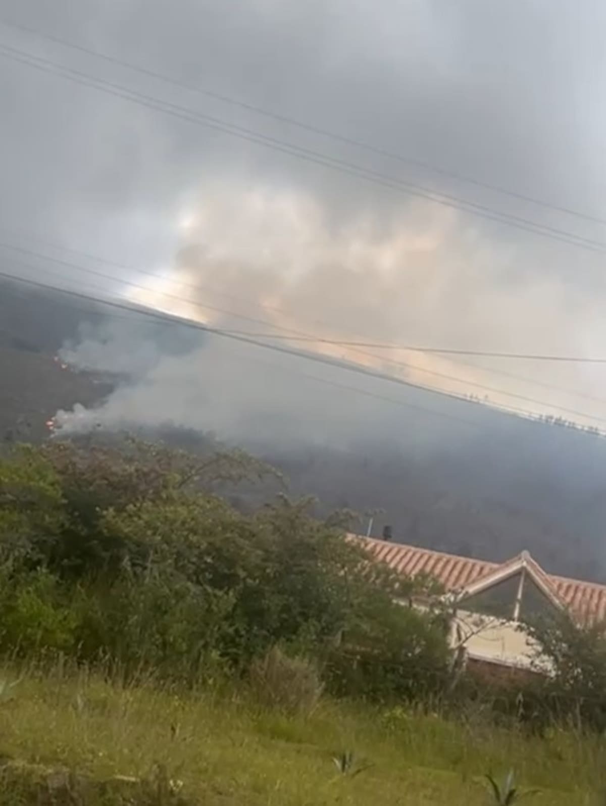 Alerta en Villa de Leyva por fuerte incendio en el Cerro San Marcos. // Foto: Colprensa.