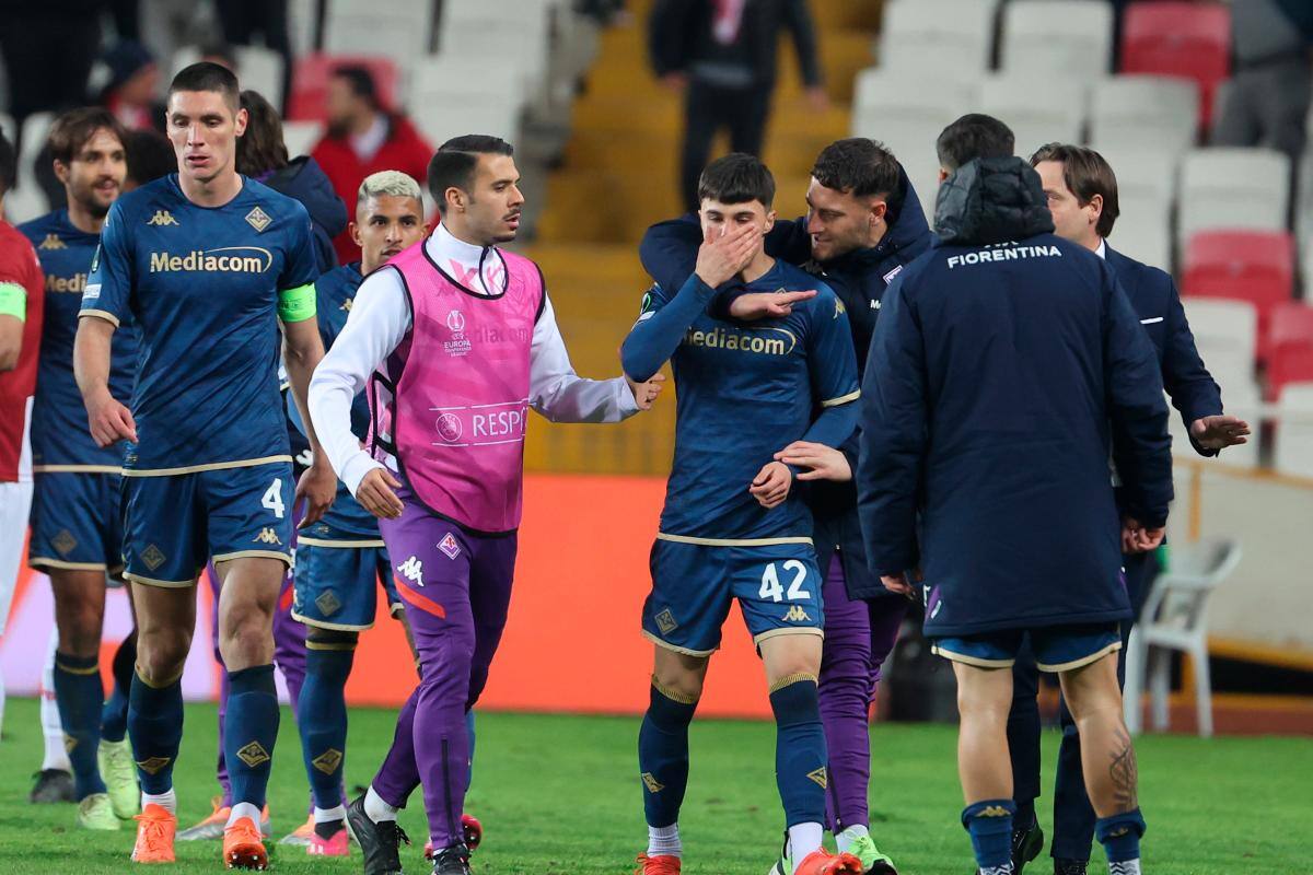 Hincha invadió la cancha y le rompió la cara a un futbolista