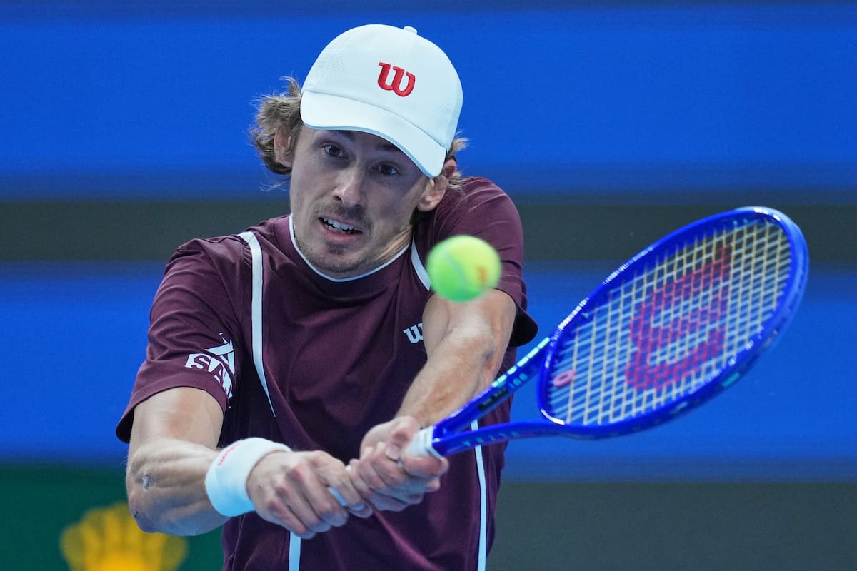 El australiano Alex de Miñaur devuelve una pelota al serbio Novak Djokovic durante la final individual masculina del torneo de tenis China Open en Pekín. //Foto, AP: Achmad Ibrahim