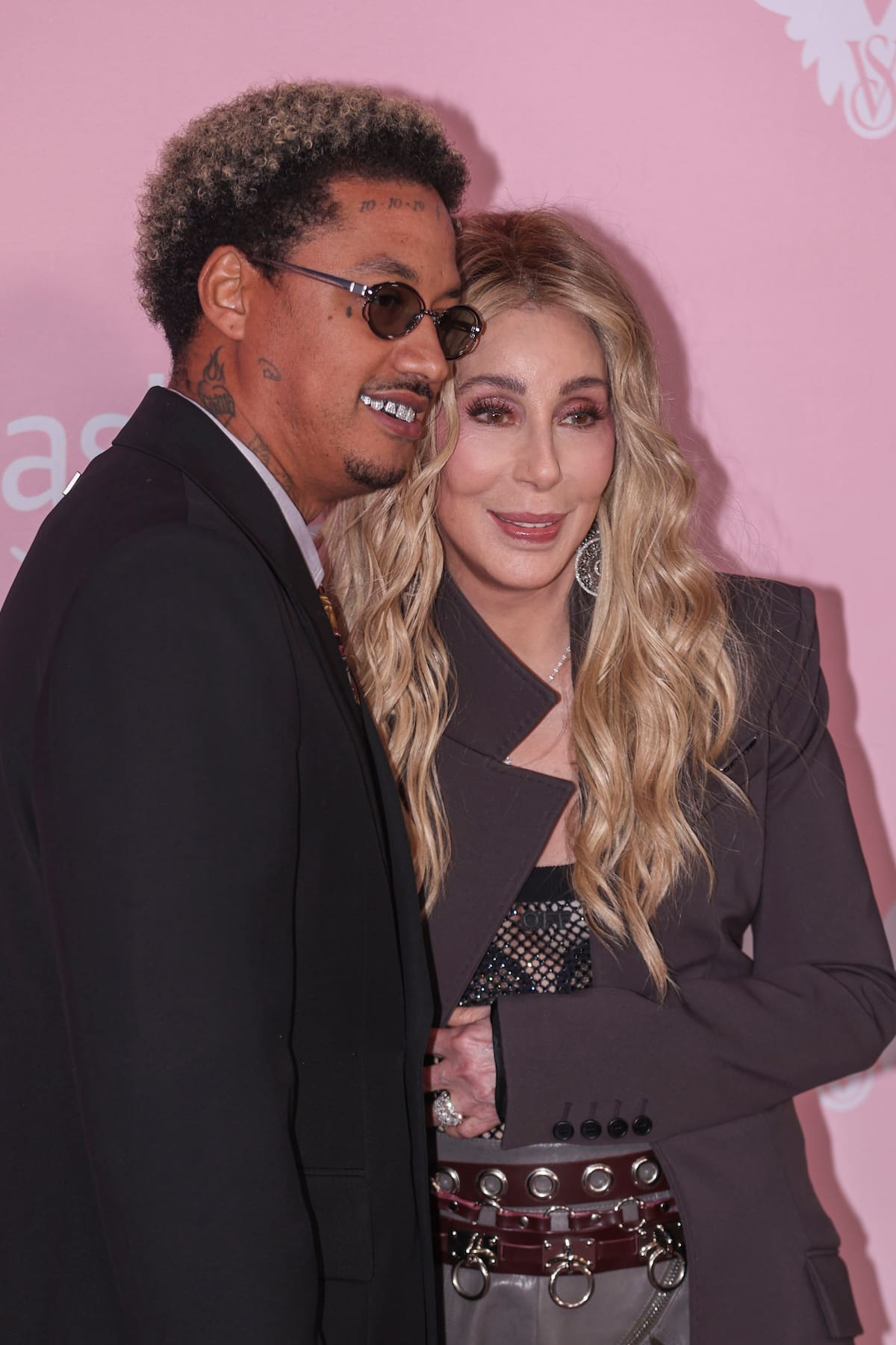 El rapero estadounidense Alexander Edwards (i) y la cantante Cher (d) presentes en la alfombra rosa del desfile de Victoria's Secret. // EFE/EPA/ SARAH YENESEL.
