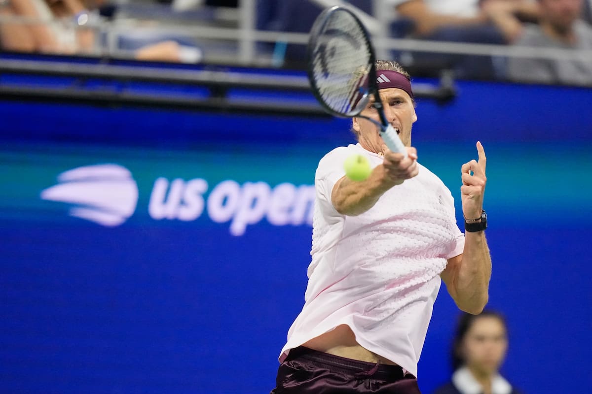 El alemán Alexander Zverev devuelve la pelota en el quinto set contra el italiano Lorenzo Sonego durante la primera ronda del Abierto de Estados Unidos. //Fotos, AP: Frank Franklin II