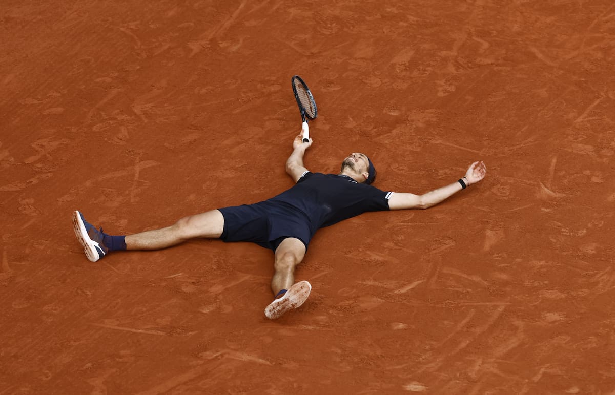 El alemán Alexander Zverev tras ganar el último punto en la final de Roland Garros contra el italiano Flavio Cobolli. //Foto, EFE: YOAN VALAT