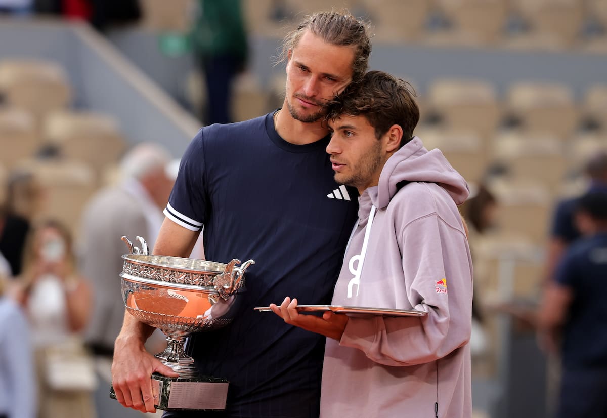 El alemán Alexander Zverev (I), tras la final de Roland Garros contra el italiano Flavio Cobolli (d). //Foto, EFE: Teresa Suárez.