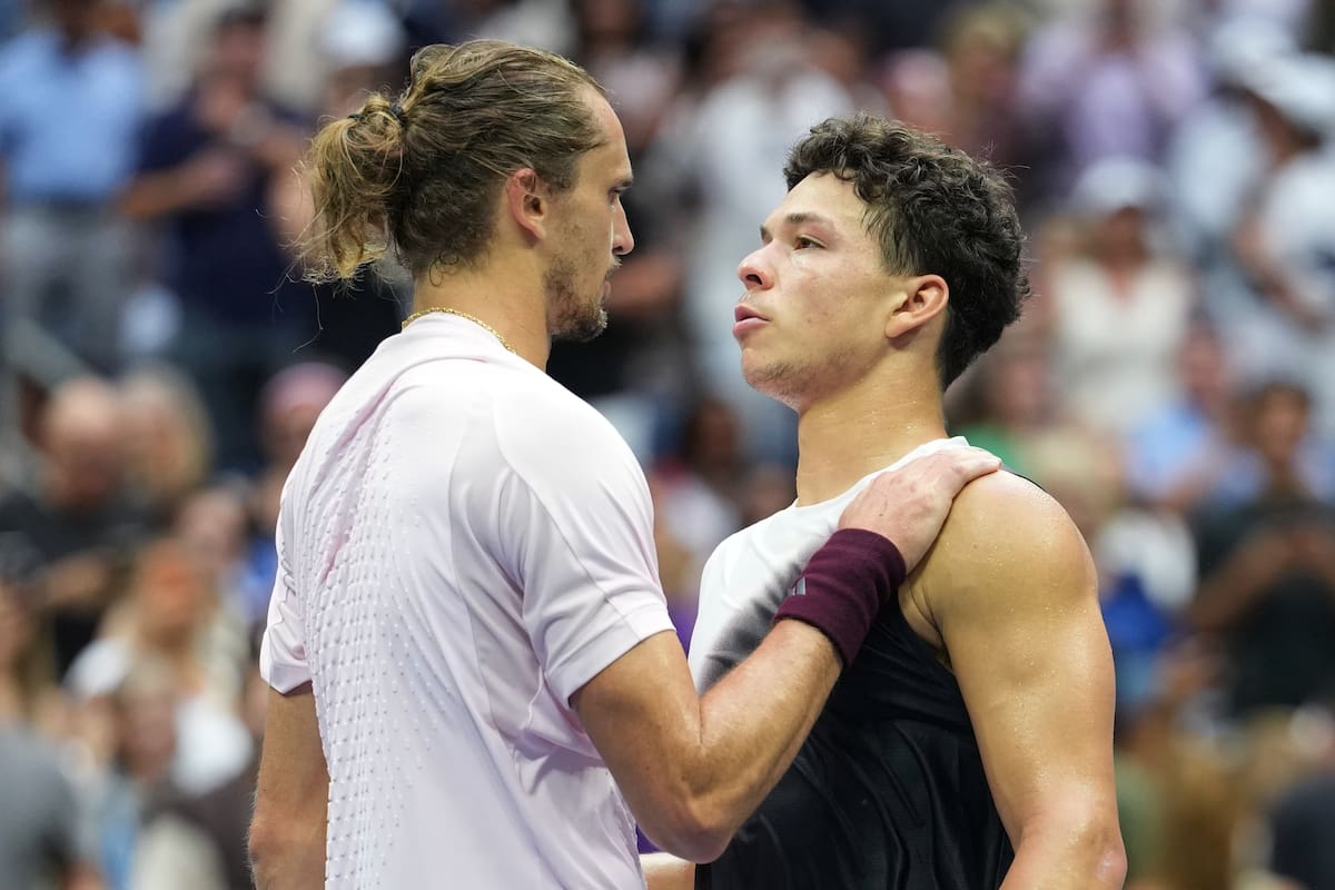 El alemán Alexander Zverev (izquierda) saluda al estadounidense Ben Shelton tras ganar la final individual masculina del Abierto de Estados Unidos. //Foto, AP: Kirsty Wigglesworth