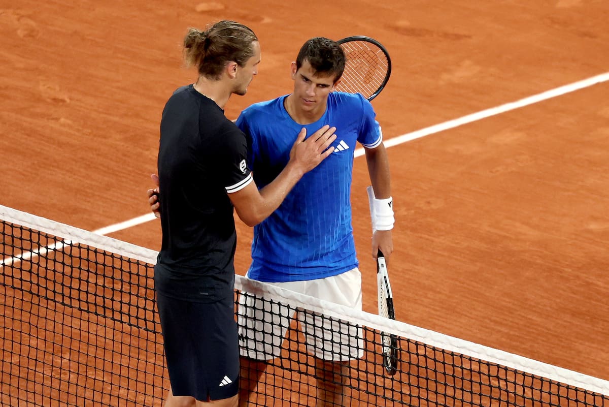 El alemán Alexander Zverev (I) es felicitado en la red por el español Rafael Jódar, tras ganar en Roland Garros. //Foto, EFE: MOHAMMED BADRA