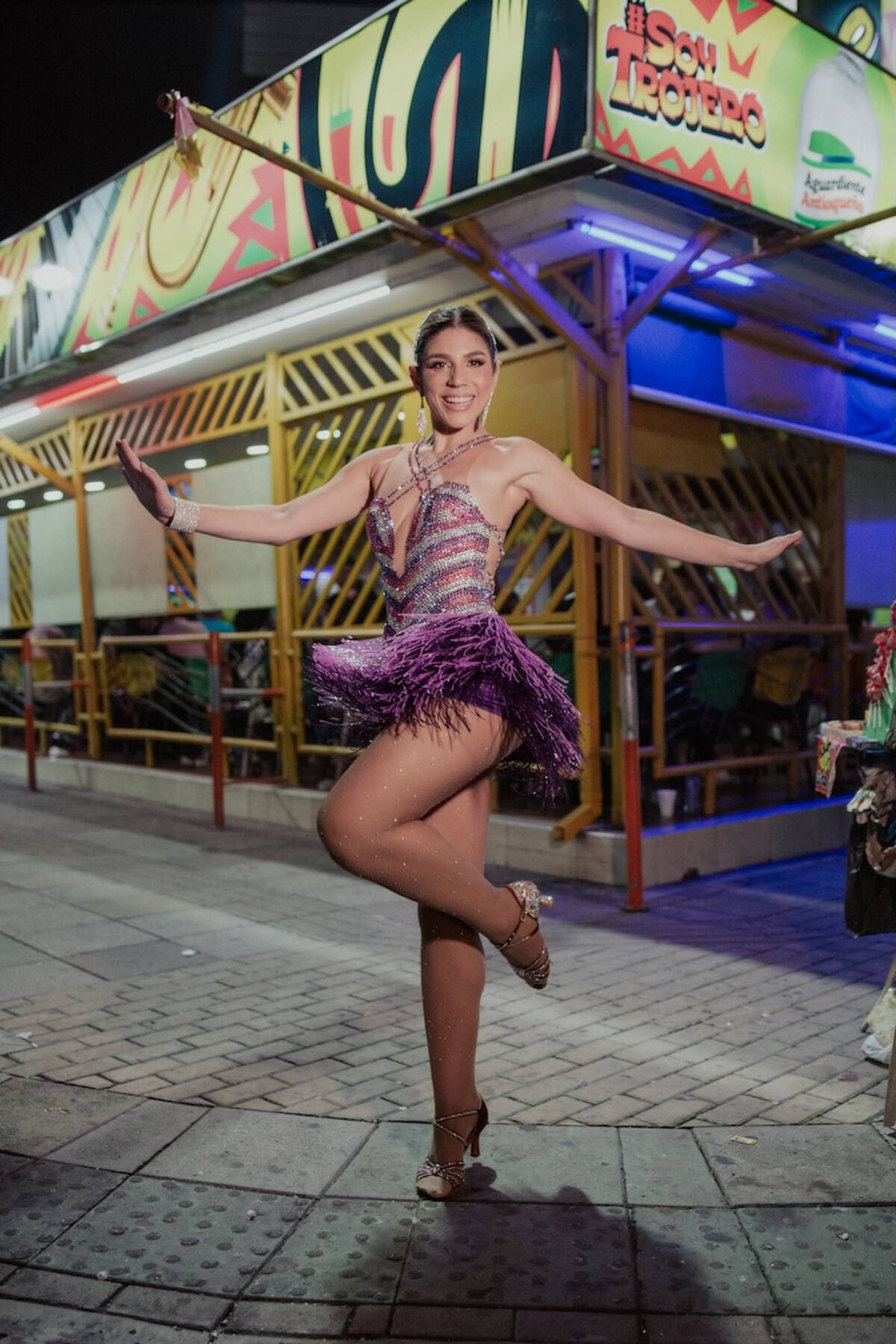Alexsandra Estarita Villa, reina del Carnaval de La 44, frente a La Troja, sitio que escogió como su Palacio Real. //Foto: Cortesía.