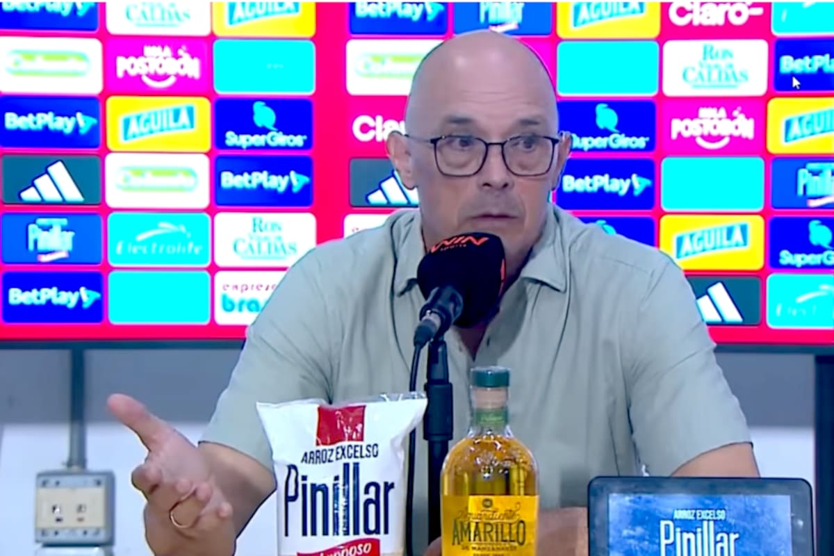 Alfredo Arias, técnico de Junior, explotó y se levantó de la conferencia de prensa
