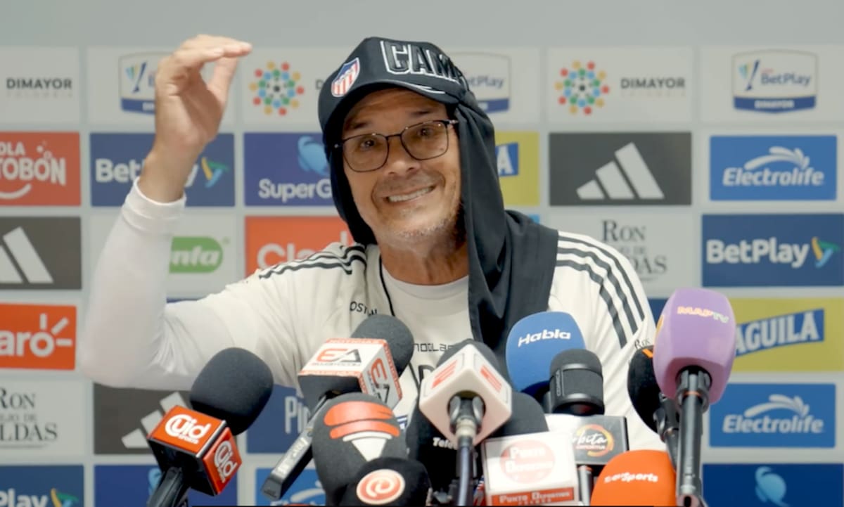 Durante la rueda de prensa con la prensa local y nacional, el técnico de Junior de Barranquilla, Alfredo Arias, dijo que él no es vendedor de humo que por el contrario es un exportador en cantidades industriales.// Cortesía @JuniorClubSA.