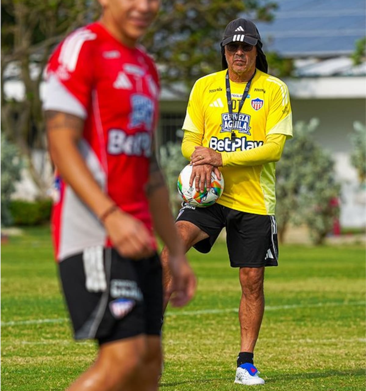 Alfredo Arias, dirigiendo uno de los entrenamientos de Junior de Barranquilla.//Cortesía @JuniorClubSA.