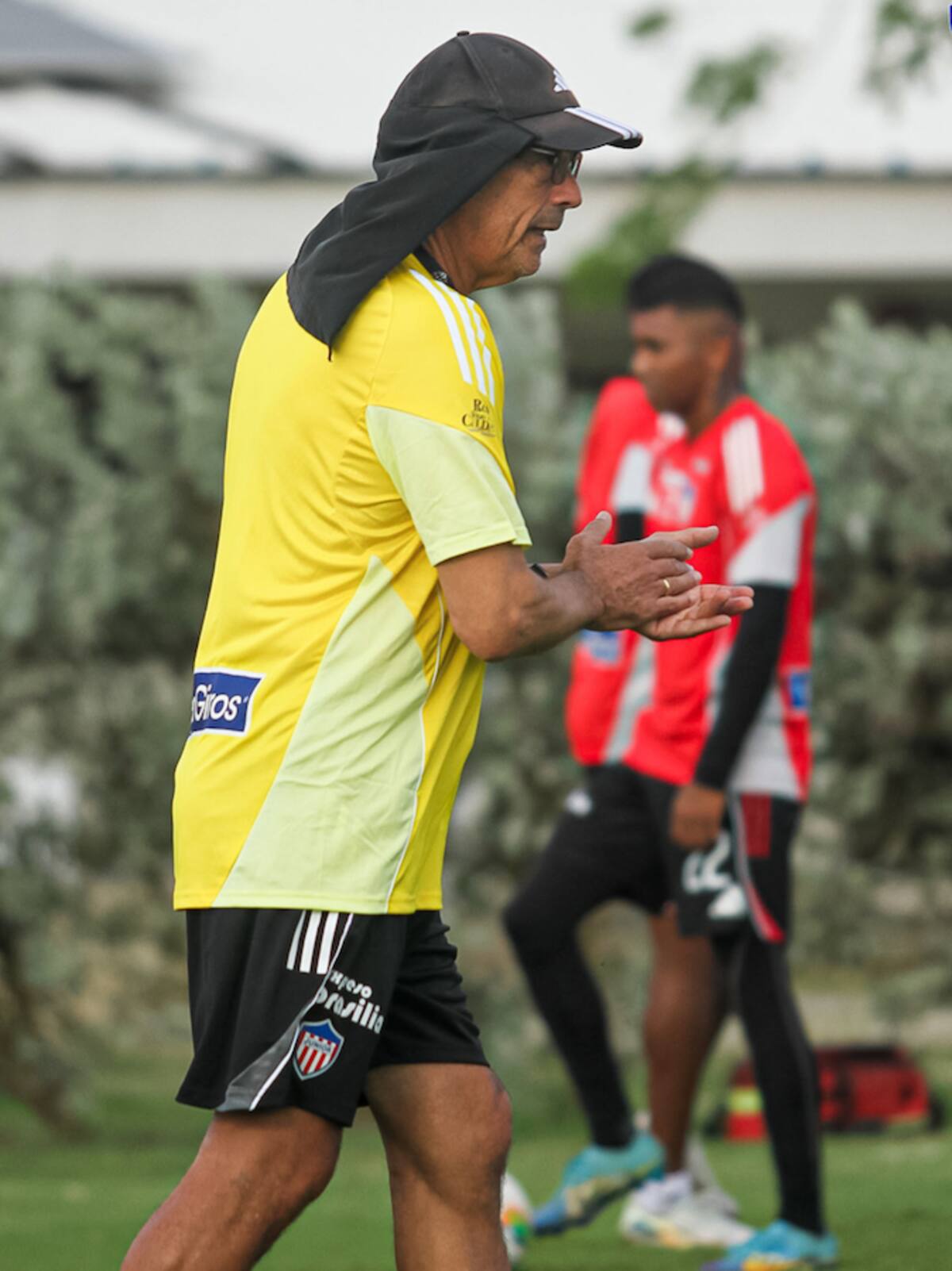 El técnico Alfredo Arias durante un entreno de Junior de Barranquilla que este jueves inicia el camino de la conquista de la Superliga de la Liga BetPlay Dimayor 2025.//Cortesía @JuniorClubSA.