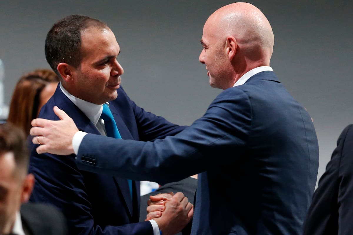 Gianni Infantino (derecha) recibe el saludo del príncipe jordano Ali Al-Hussein. //Foto, AP: Michael Probst