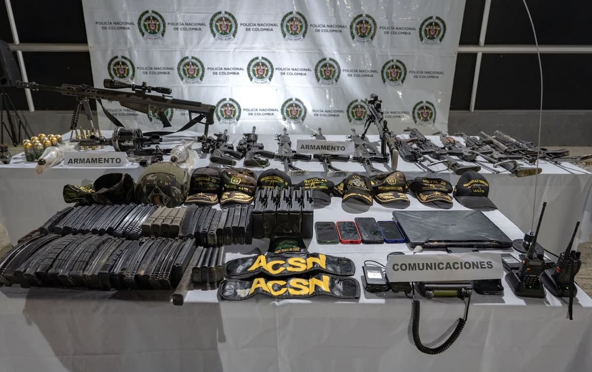 Armas y material de guerra incautados durante el operativo que terminó con la muerte de alias ‘Cholo’. //FOTO: @ADELAESPRIELLA.