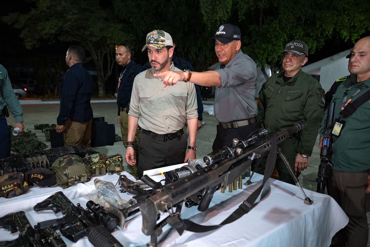 El presidente Abelardo De La Espriella, durante la revisión del armamento incautado en el operativo contra las ACSN. //FOTO: @ADELAESTRIELLA