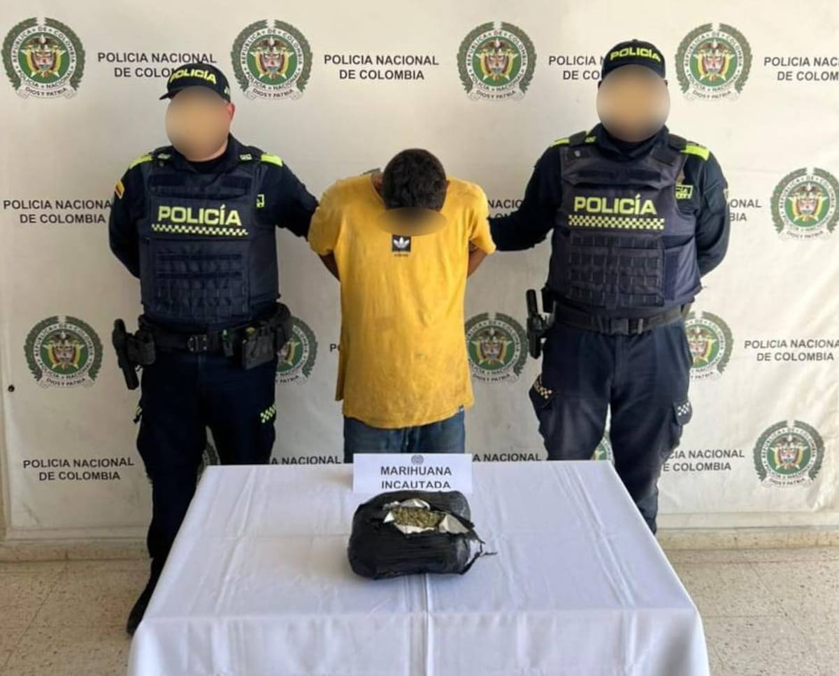 Alias ‘El Barra’ es capturado con un paquete de marihuana en el barrio Piedra de Bolívar. // Foto: Policía Metropolitana de Cartagena