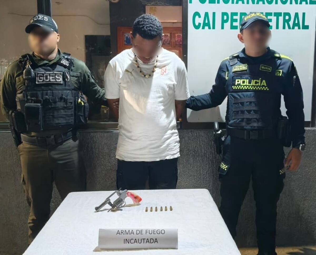 Con un revólver calibre 38, capturado ‘El Divar’ en el barrio San Francisco. //CORTESÍA POLICÍA NACIONAL.
