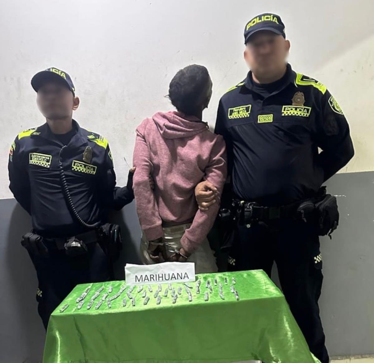 En una ofensiva contra el hurto, uniformados de la Policía Nacional de Colombia, logran la captura de un presunto delincuente implicado en varios hurtos en la ciudad.