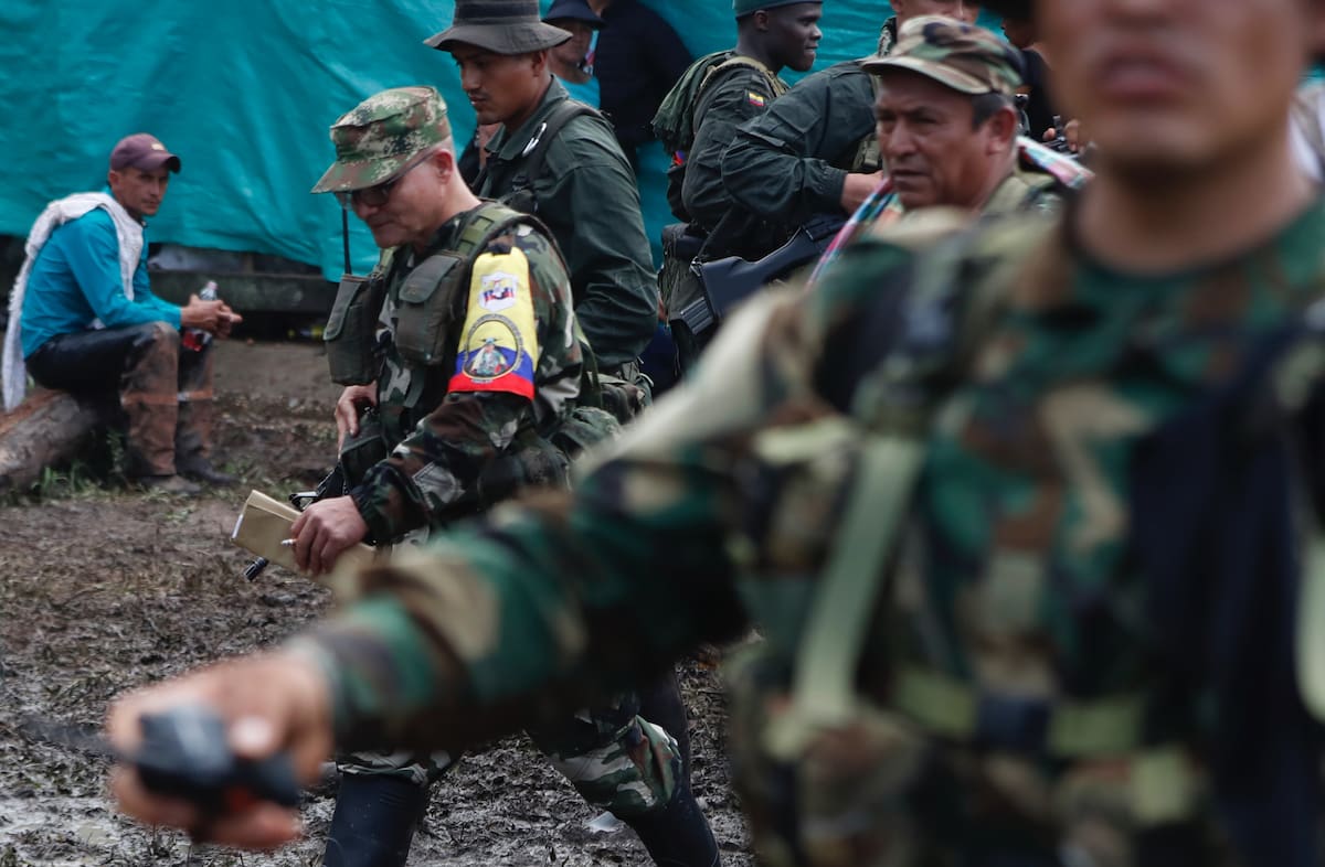 Fotografía de archivo que muestra a integrantes del Estado Mayor Central de las disidencias de las Farc, entre ellos su comandante general 'Iván Mordisco' (2-d). // Foto: EFE/ Ernesto Guzmán.
