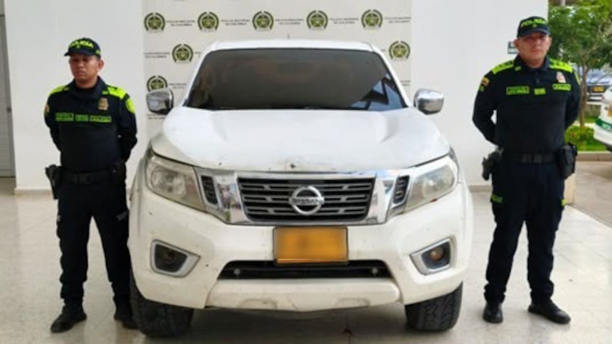Las dos pistolas, proveedores y municiones que fueron encontradas ocultas en la camioneta en la que se movilizaban los capturados. //FOTO: POLICÍA METROPOLITANA DE VALLEDUPAR.