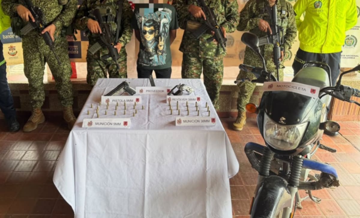 Armas de fuego, munición y una motocicleta fueron entregadas durante el sometimiento de alias ‘Sombra’, en Bolívar. //FOTO: ARMADA NACIONAL.