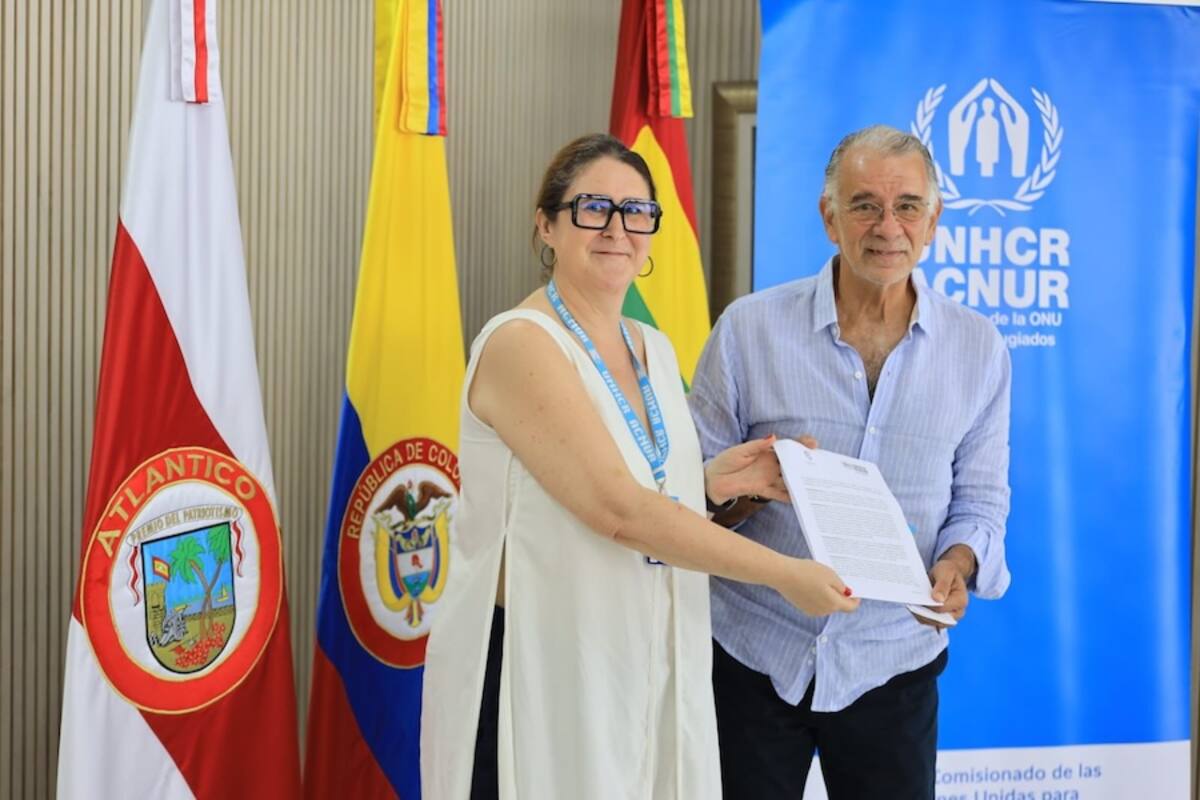 Alison Carascossa, jefa de la suboficina de Acnur Región Caribe y el gobernador del Atlántico, durante la forma una carta de entendimiento para llevar el programa a los municipios del Departamento.