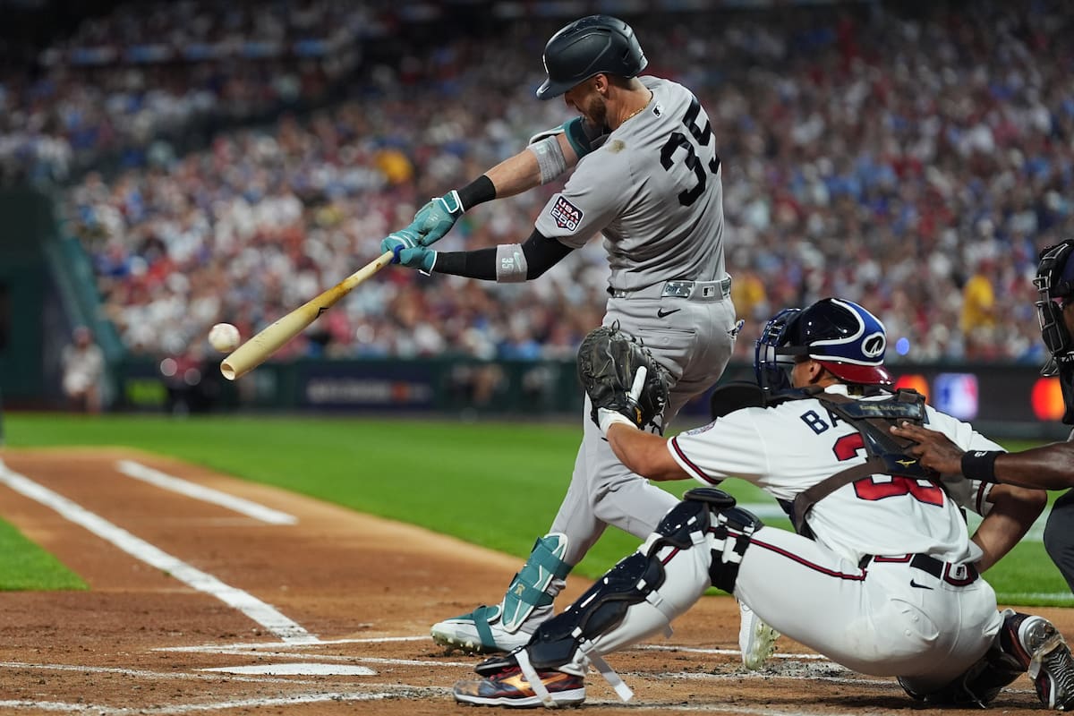 Cody Bellinger, de los Yankees de Nueva York, conecta un sencillo productor de dos carreras ante Cristopher Sánchez, de los Phillies de Filadelfia, en la primera entrada del Juego de Estrellas de la MLB entre la Liga Americana y la Liga Nacional. //Foto, AP: Matt Rourke