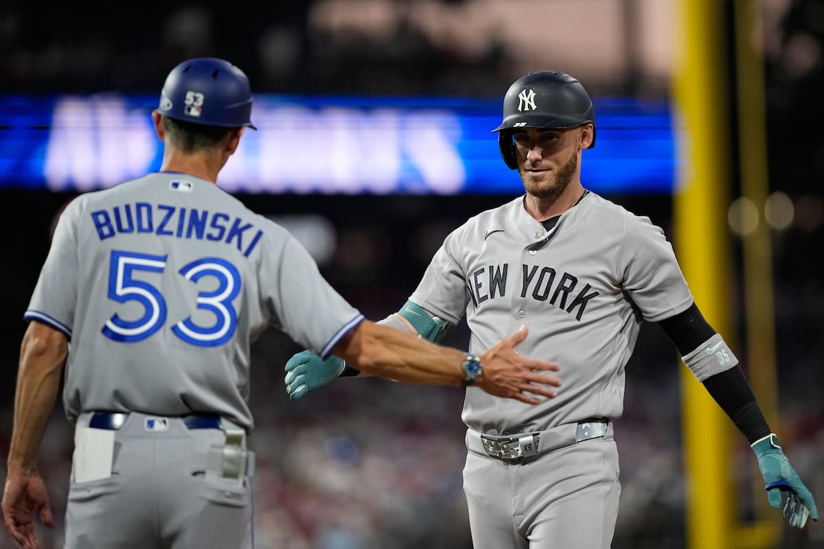 Cody Bellinger, de los Yankees de Nueva York, celebra con el entrenador de los Blue Jays de Toronto, Mark Budzinski, tras conectar un sencillo productor de dos carreras ante Cristopher Sánchez, de los Phillies de Filadelfia, en la primera entrada del Juego de Estrellas de la MLB entre la Liga Americana y la Liga Nacional. //Foto, AP: Matt Slocum