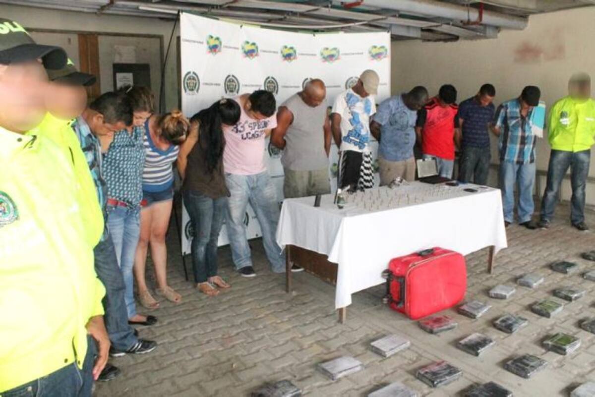 En los procedimientos allanamiento y captura también se logró la incautación de 92 Kilos Clorhidrato de Cocaína, 3 armas de fuego, 2 Granadas de fragmentación, 30 Proveedores, 5 Celulares, 2 Motocicletas, 1 Computador Portátil, 1 Libro de contabilidad. CORTESÍA