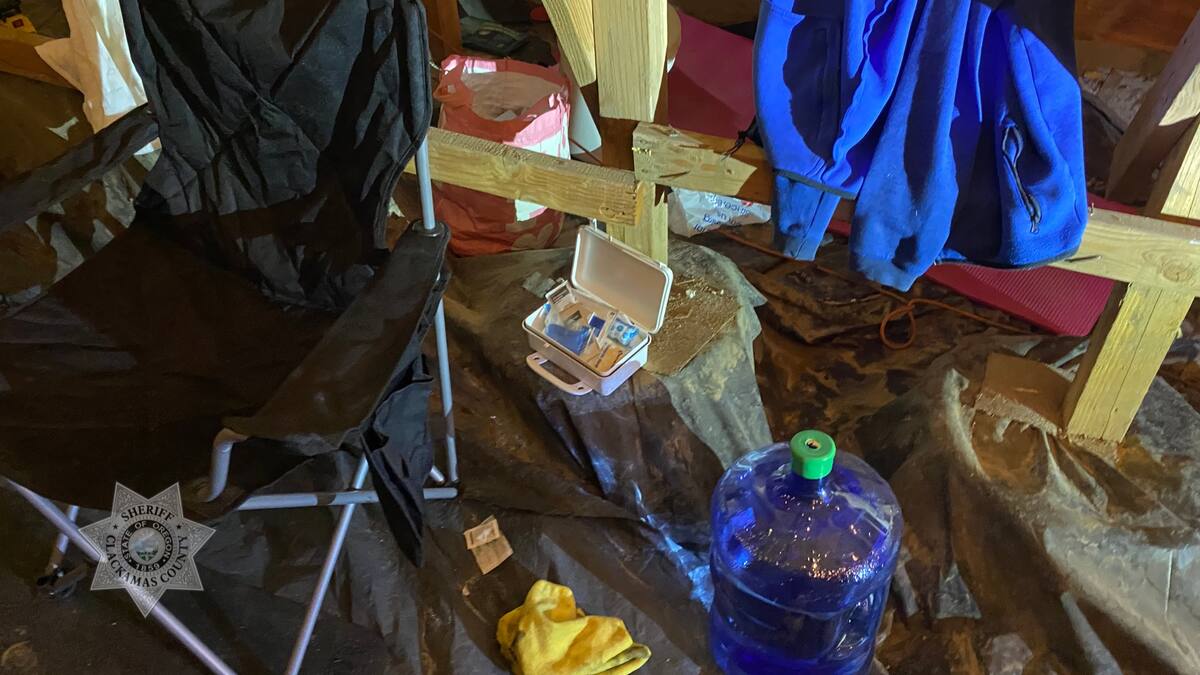 La Oficina del Sheriff de Clackamas reportó que el hombre vivió en el sótano de la vivienda durante varias semanas. // Foto: Facebook: Clackamas County Sheriff's Office
