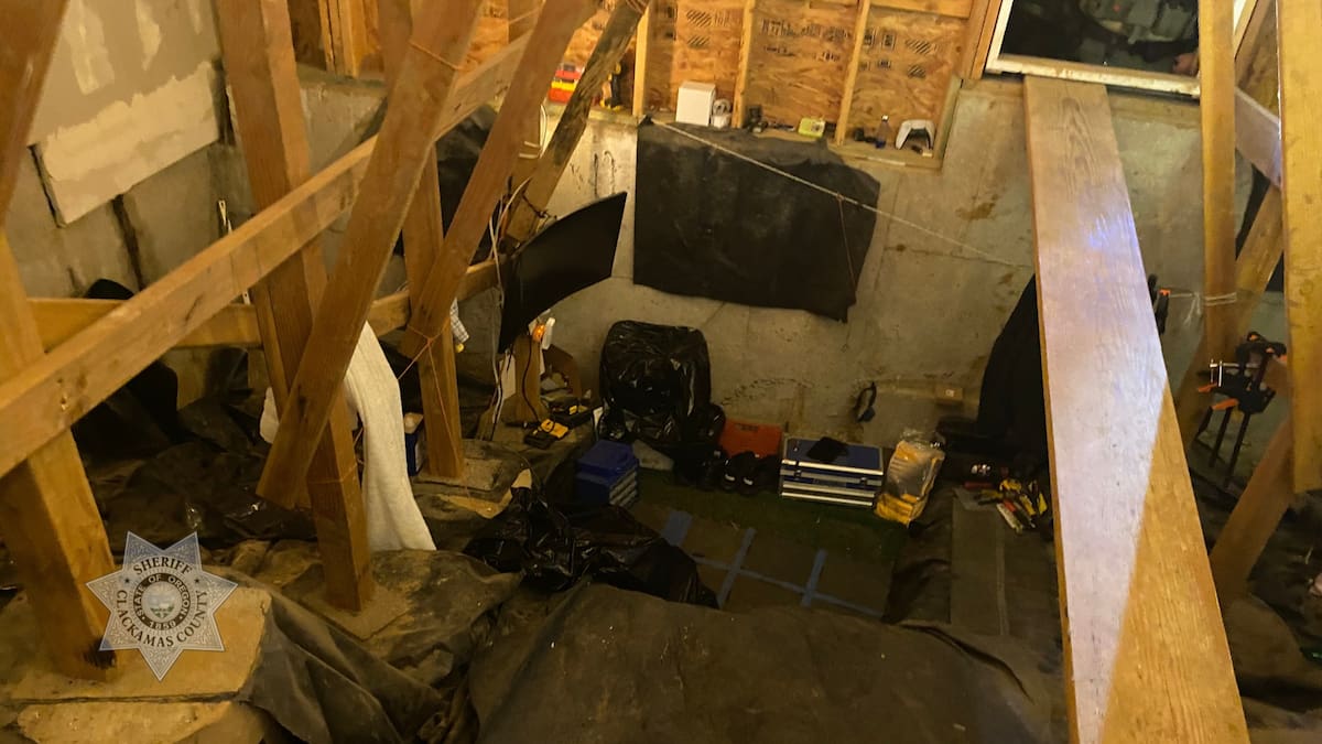 La Oficina del Sheriff de Clackamas reportó que el hombre vivió en el sótano de la vivienda durante varias semanas. // Foto: Facebook: Clackamas County Sheriff's Office