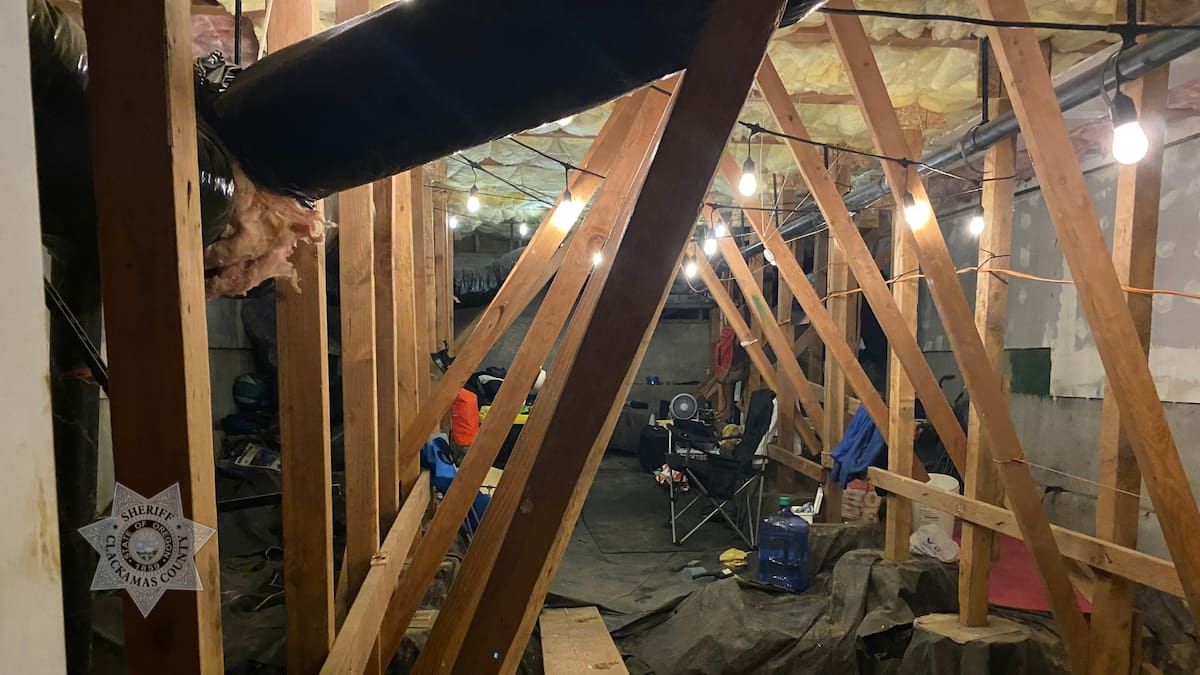 La Oficina del Sheriff de Clackamas reportó que el hombre vivió en el sótano de la vivienda durante varias semanas. // Foto: Facebook: Clackamas County Sheriff's Office