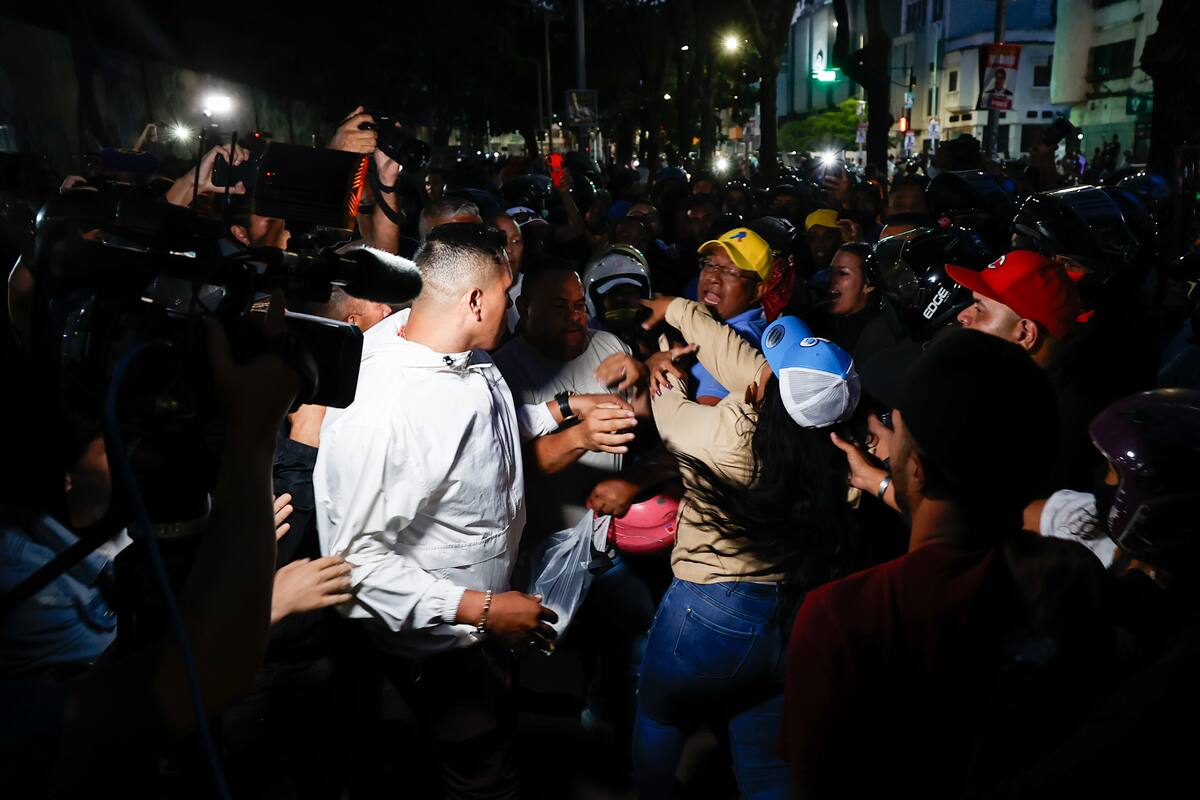 Videos: chavistas motorizados se enfrentan a opositores en centros de campaña