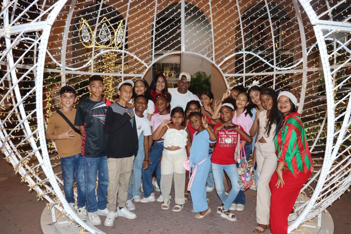 Gracias al apoyo de Cemento País y El Universal, más de 100 niños y niñas del barrio Olaya Herrera vivieron una noche inolvidable al recorrer el alumbrado navideño de Cartagena,