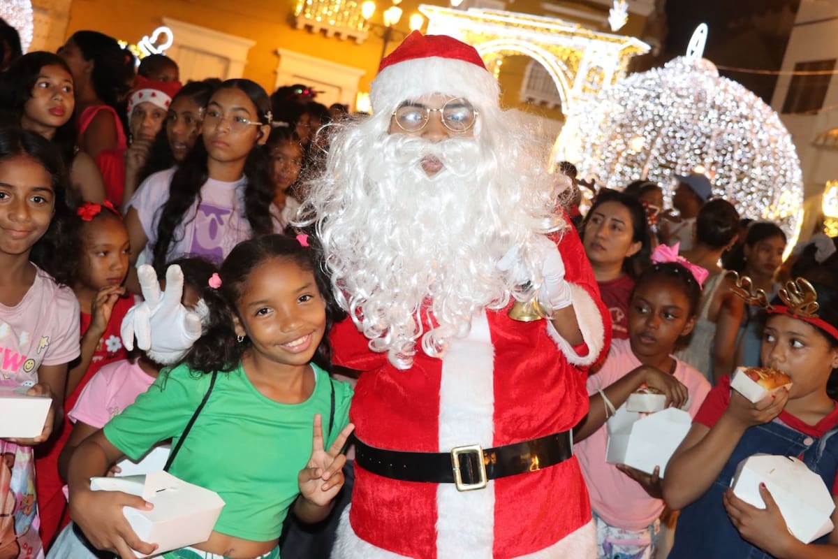 Caravana de la Alegría: más de 100 niños de Olaya Herrera recorrieron el alumbrado navideño de Cartagena