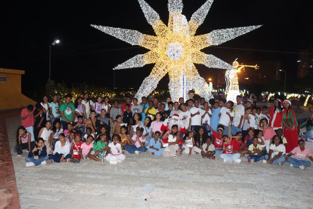 Gracias al apoyo de Cemento País y El Universal, más de 100 niños y niñas del barrio Olaya Herrera vivieron una noche inolvidable al recorrer el alumbrado navideño de Cartagena,