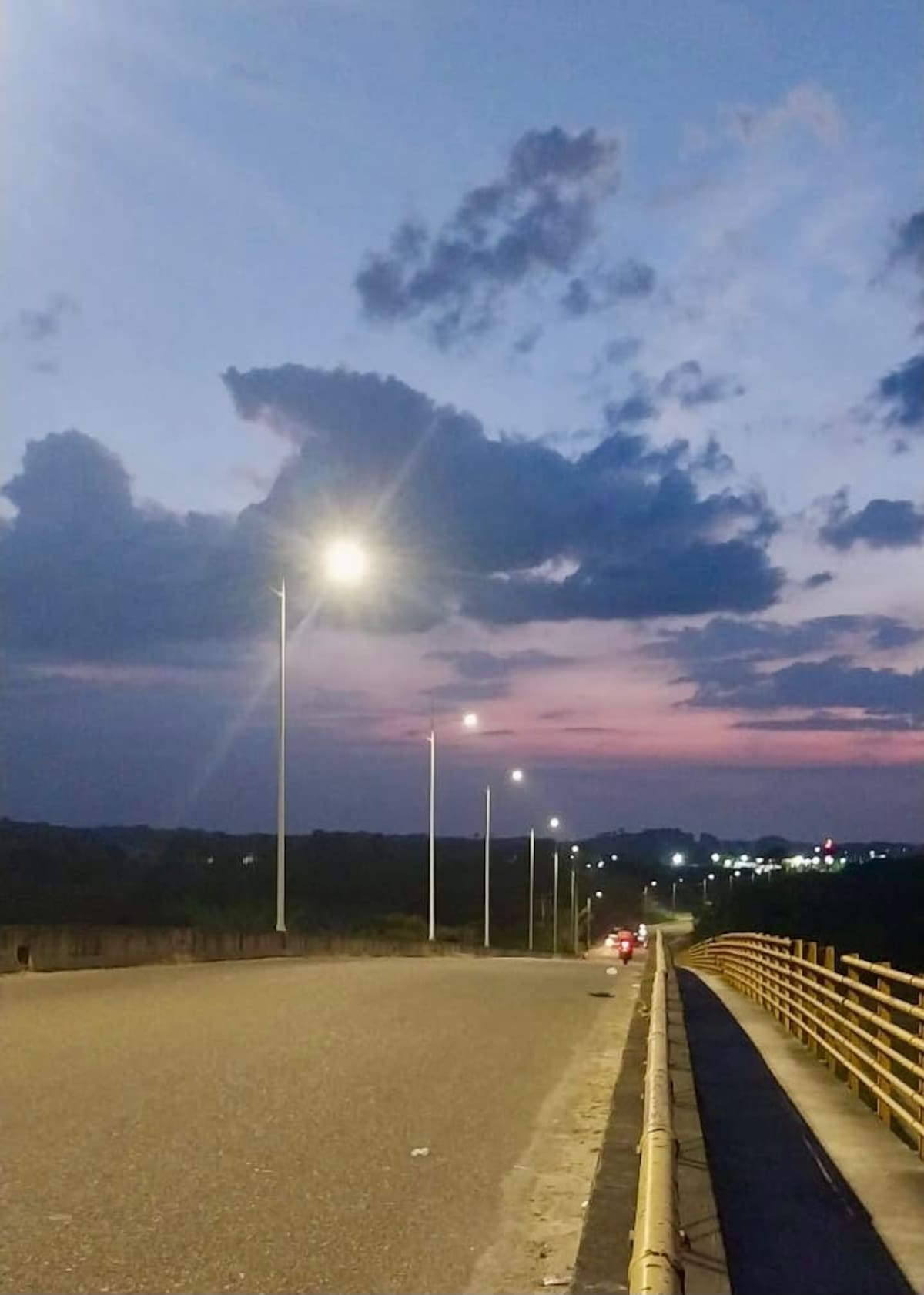 Las adecuaciones de los corredores viales también incluyeron la instalación de luminarias // Cortesía: Alcaldía de Cartagena.