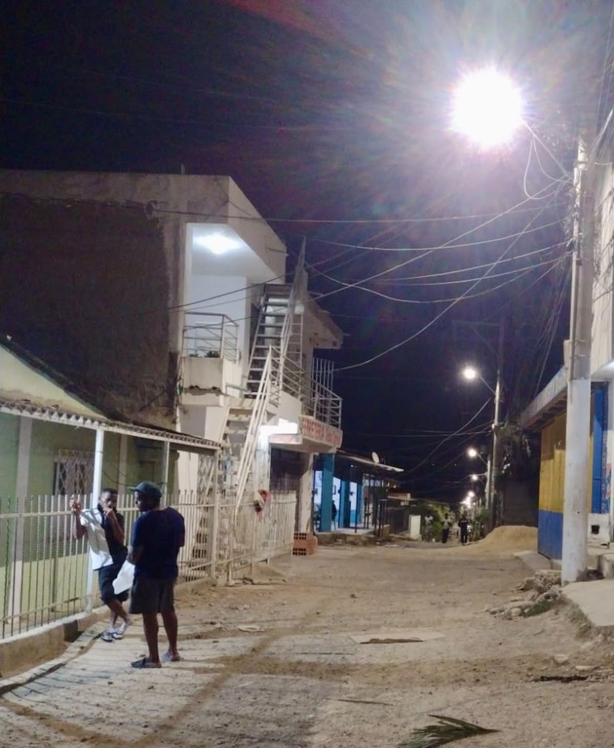 Algunas calles residenciales también se beneficiaron del cambio de luminarias // Cortesía: Alcaldía de Cartagena.