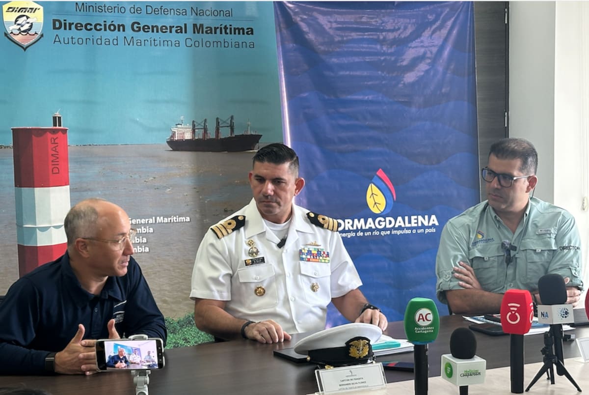 Álvaro Redondo (der.), junto al capitán de fragata Fernando Silva, y el director del Puerto de Barranquilla, Manuel Buitrago Vives, cuando entregaba los resultados de los tres últimos años en el canal de acceso.//El Universal.