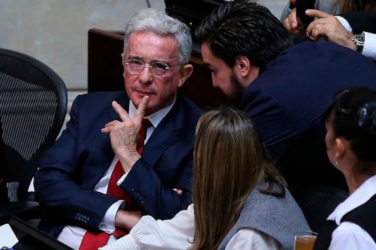 Álvaro Uribe espera quedar en libertad este miércoles, día decisivo