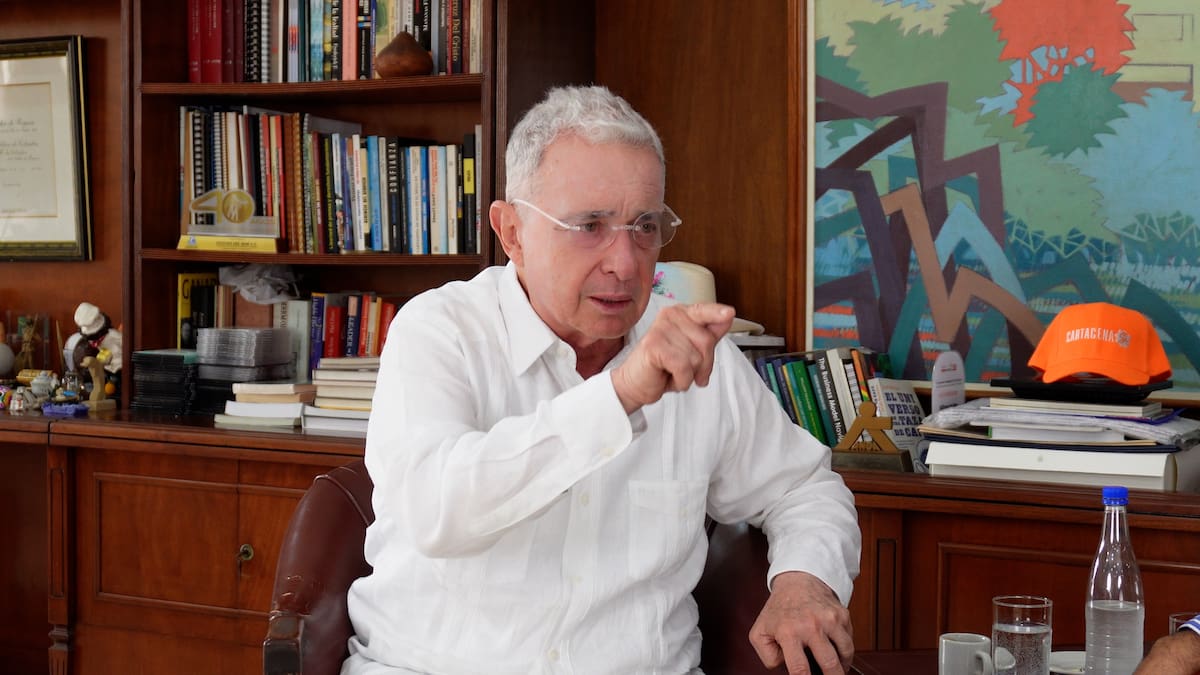 En entrevista para El Universal, el expresidente Álvaro Uribe Vélez cuestionó la política económica y de seguridad del Gobierno Petro.// Foto: Diego Fierro.
